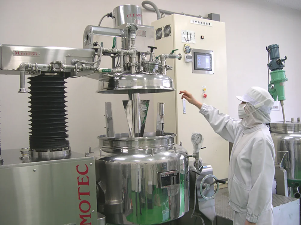 自社工場の製造設備を操作するスタッフ